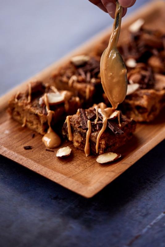 Vegansk blondie med mørk chokolade