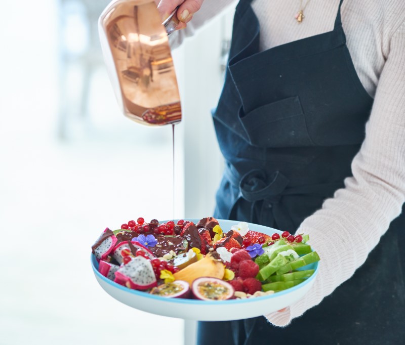 Frugtsalat med raw chokoladesauce