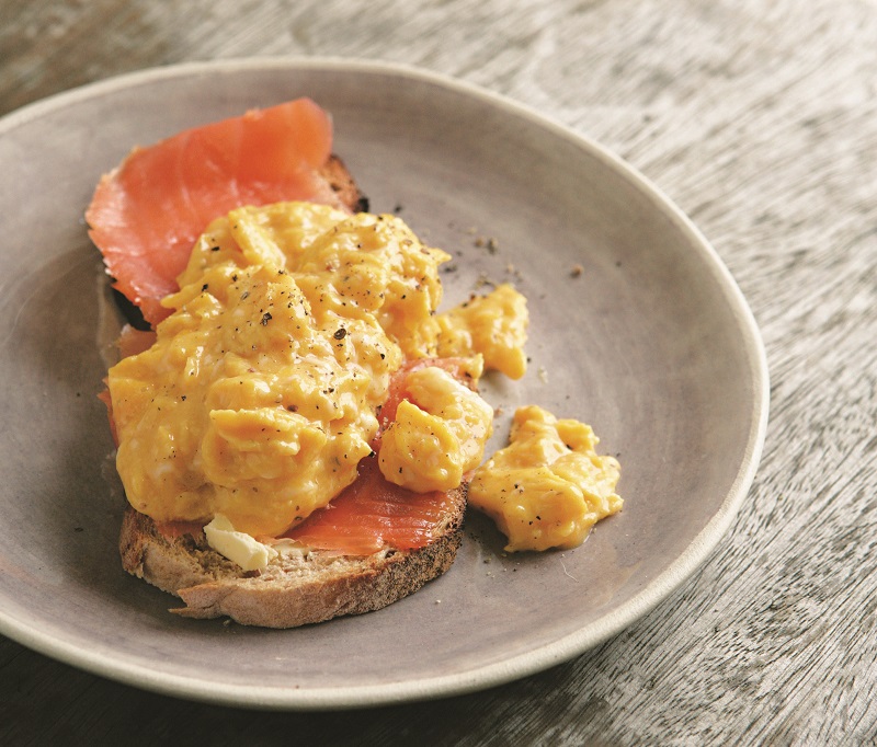 Røget laks med røræg