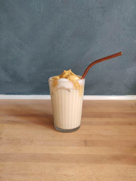 vegansk dalgona kaffe