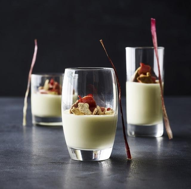 Chilibagt rabarber med hvid chokoladecreme, bagt chokolade og rabarberchips (c)neurogastronomi.com