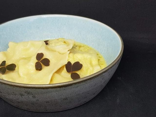 Ravioli med languster og safransauce