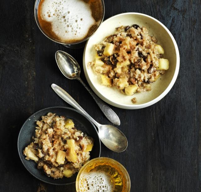 Oatmeal with Apples, Almonds, and Cinnamon Sugar