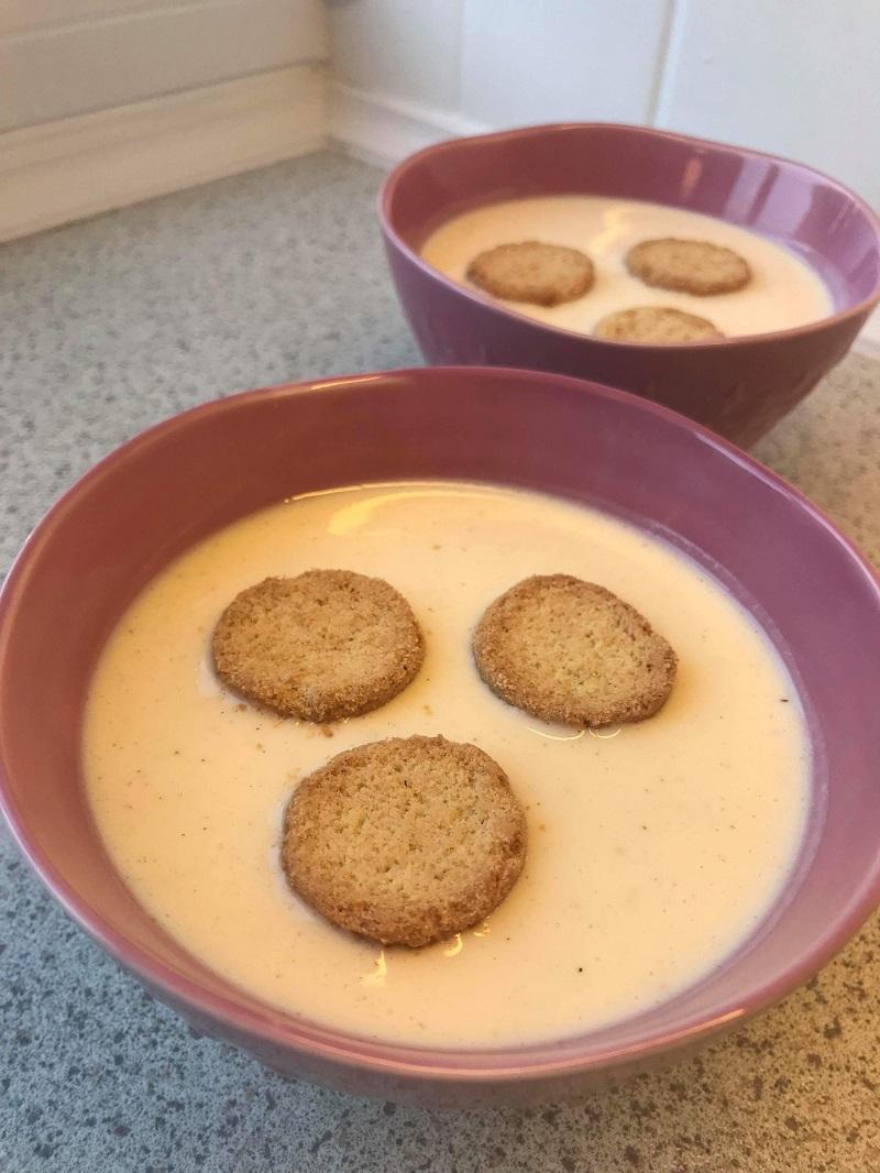 Koldskål med ymer og kærnemælk
