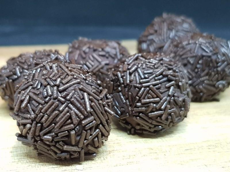 Chokoladetrøfler med chokoladekrymmel