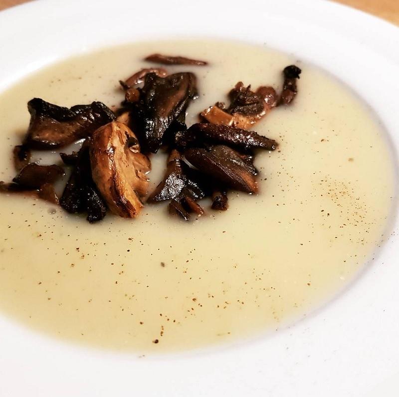 Jordskokkesuppe med ristede svampe