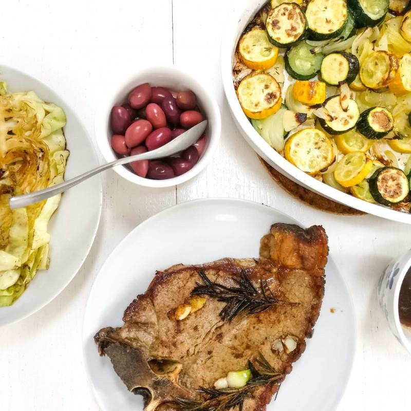 T-bone steak med bagt squashsalat