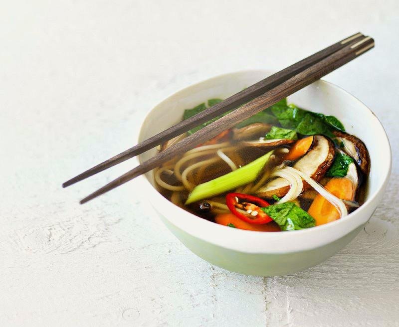 Miso suppe med svampe og sobanudler