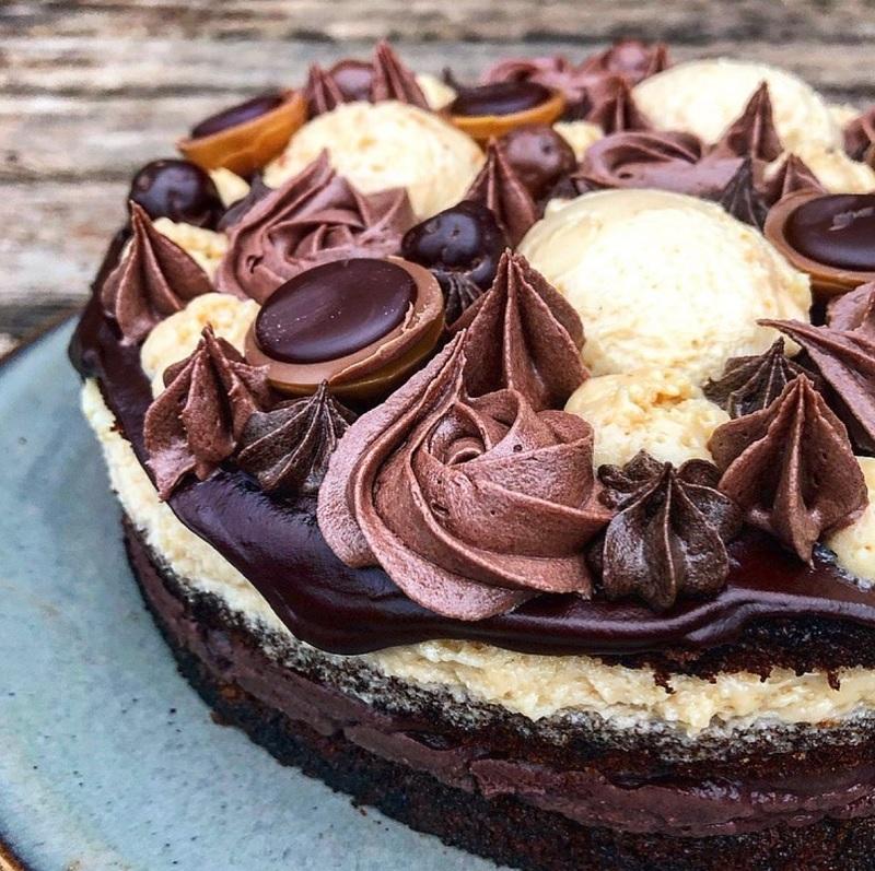 Lagkage med chokolademousse og banan