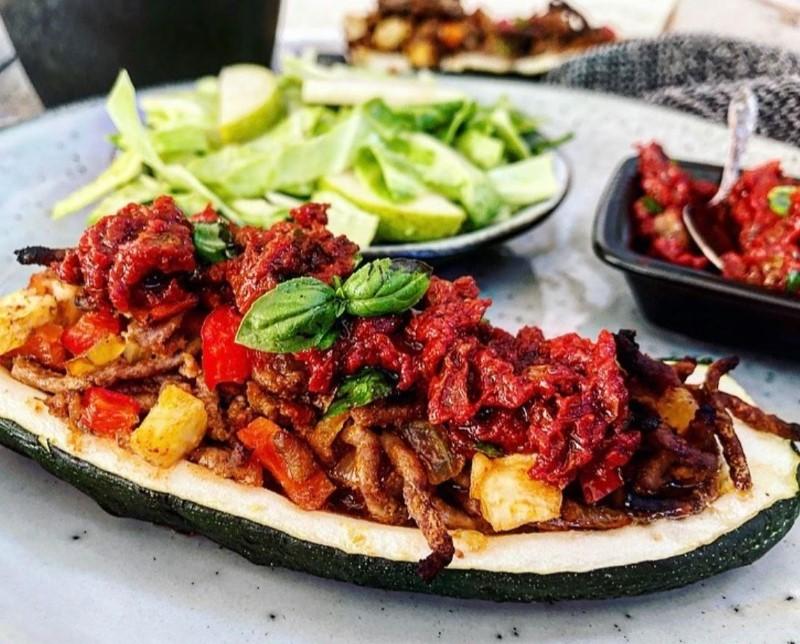 Bagte squash med oksekød og tomattopping