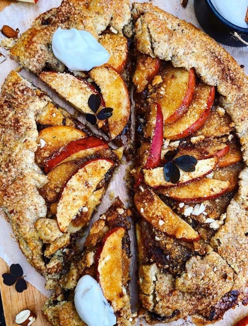 Efterårsgalette med æbler, makroner og flødecreme
