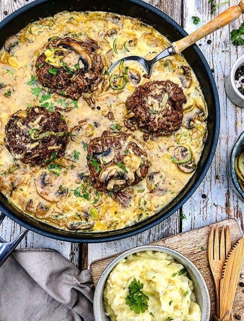 Hakkebøffer med svampesovs