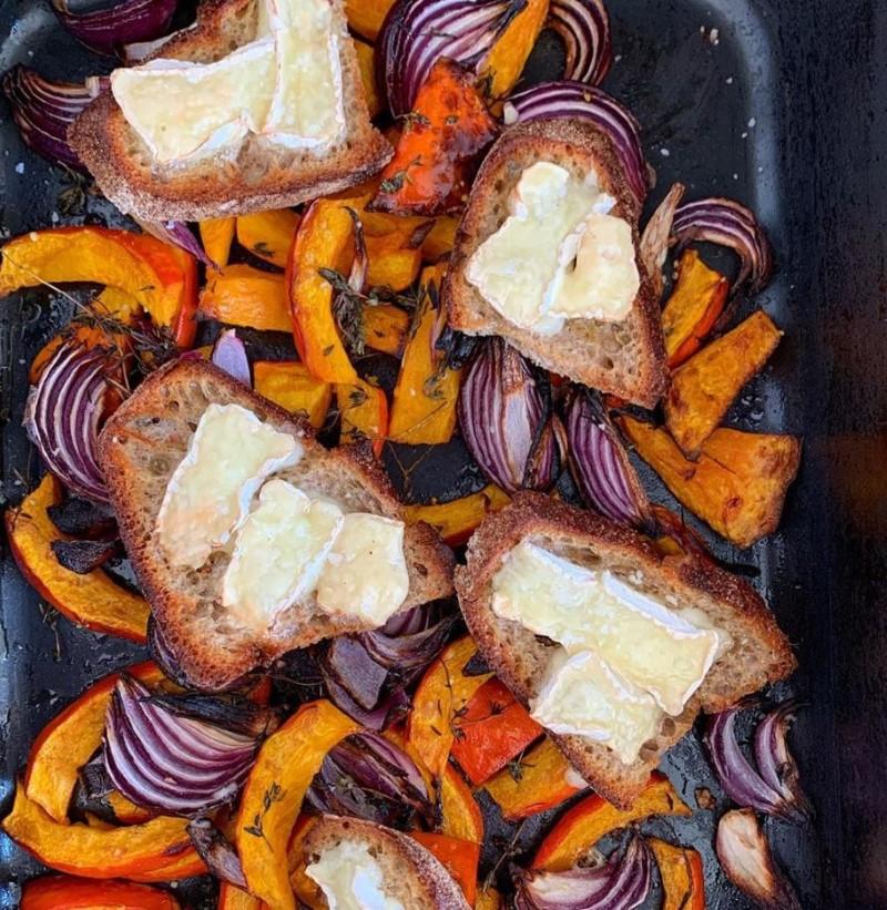 Toast med brie og bagt græskar & rødløg