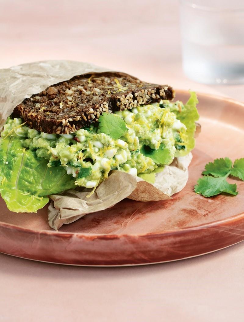 Rugbrødssandwich med proteinrig avokadocreme